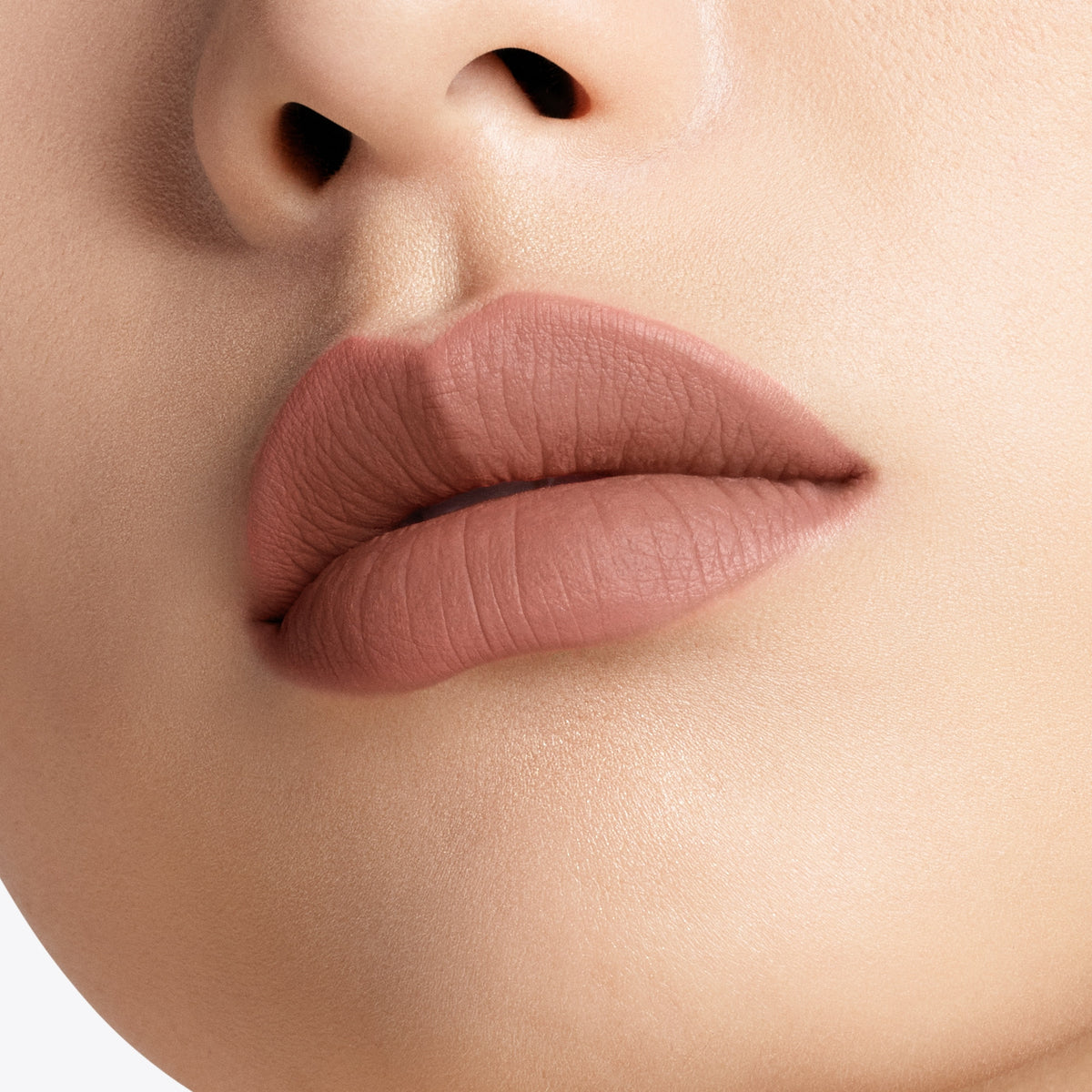 Runway Liquid Lip Color Matte, 6.0 ml, 165 Crème Sable, 165, Model, light