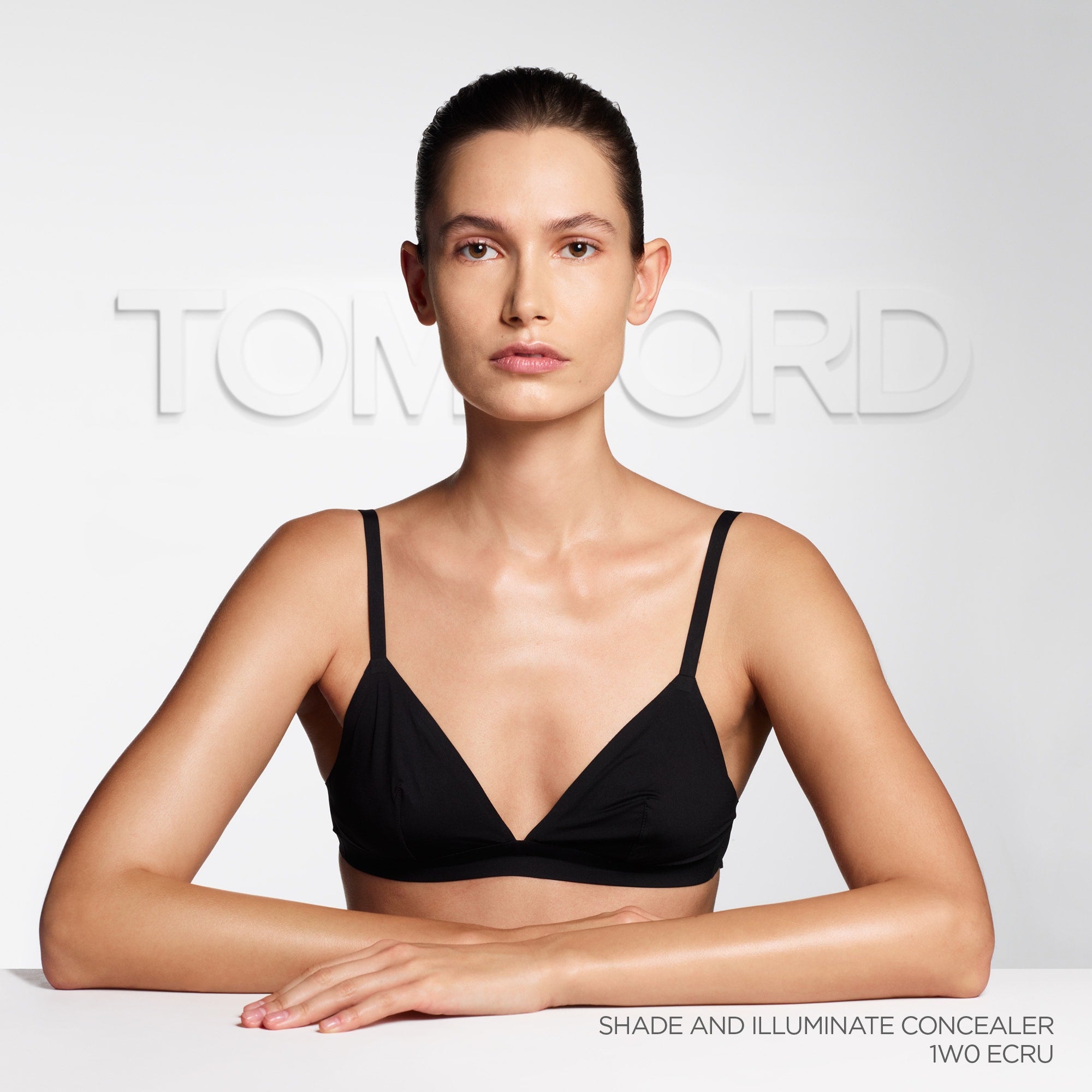 Shade and Illuminate Concealer, 5.4 ml, 1W0 Ecru, 1W0, Model, light