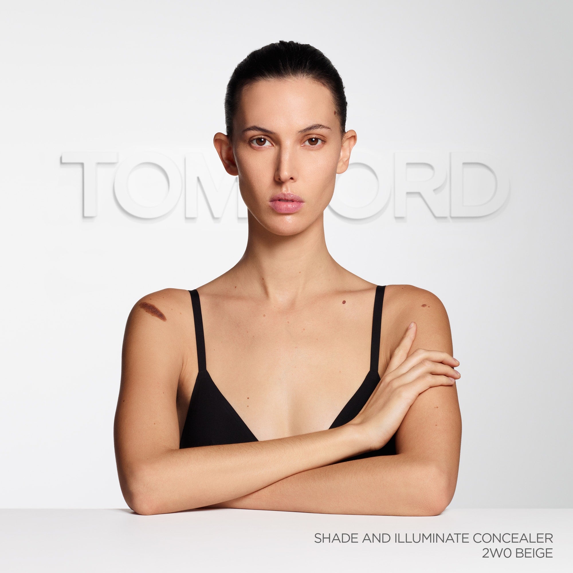 Shade and Illuminate Concealer, 5.4 ml, 2W0 Beige, 2W0, Model, medium