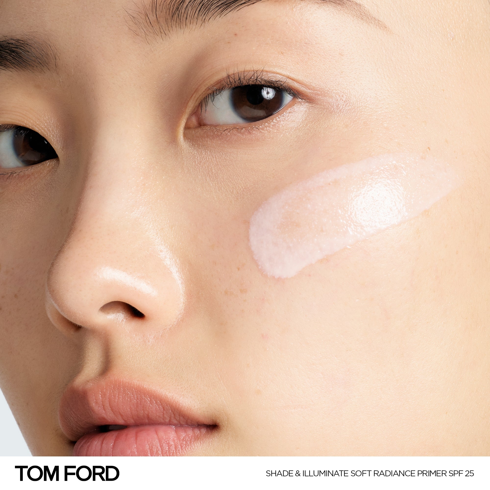 Shade and Illuminate Soft Radiance Primer Broad Spectrum SPF 25, 30.0 ml, Model, light